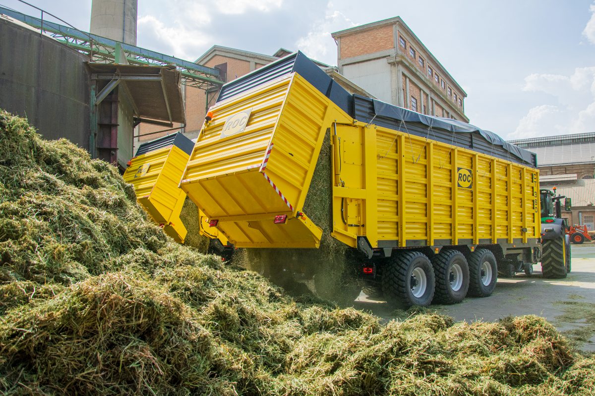 L'erba medica viene raccolta con carri autocaricanti che poi depositano la materia prima grezza presso i centri di lavorazione